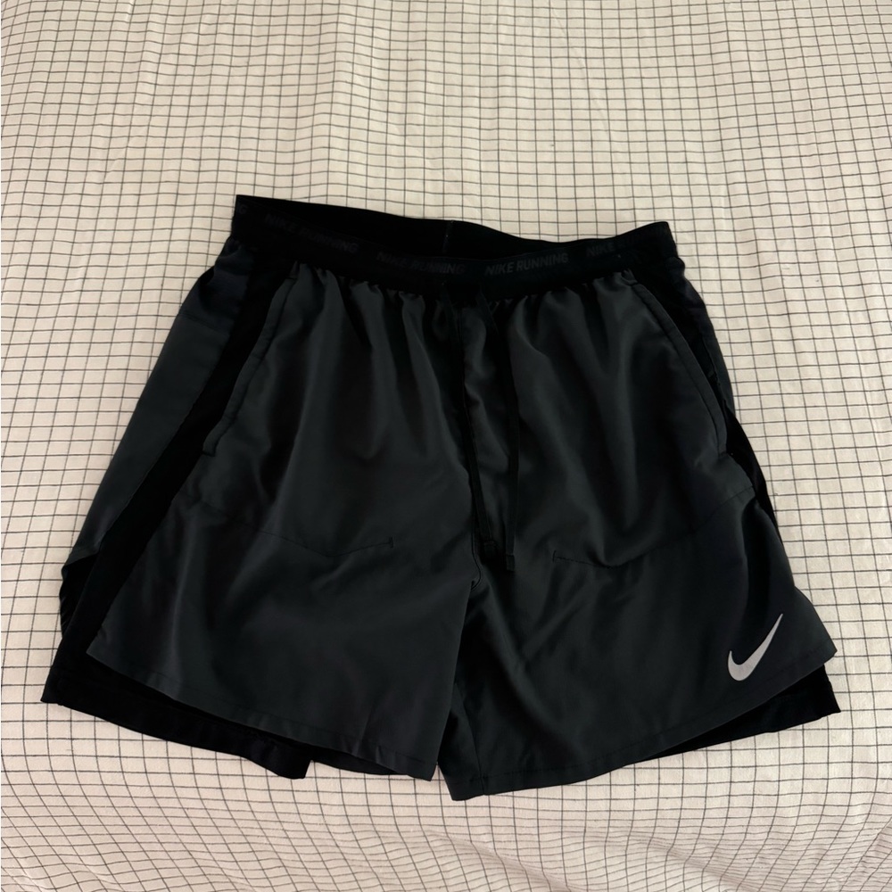 Men’s medium athletic Nike shorts with lining